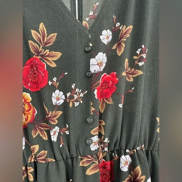 Simple Red and Green V-Neck Bell Sleeve Gown - Picture 2 of 7